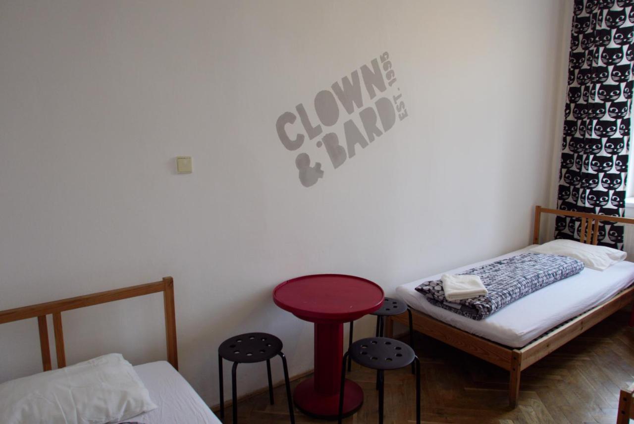 Clown And Bard Hostel Praha Bagian luar foto