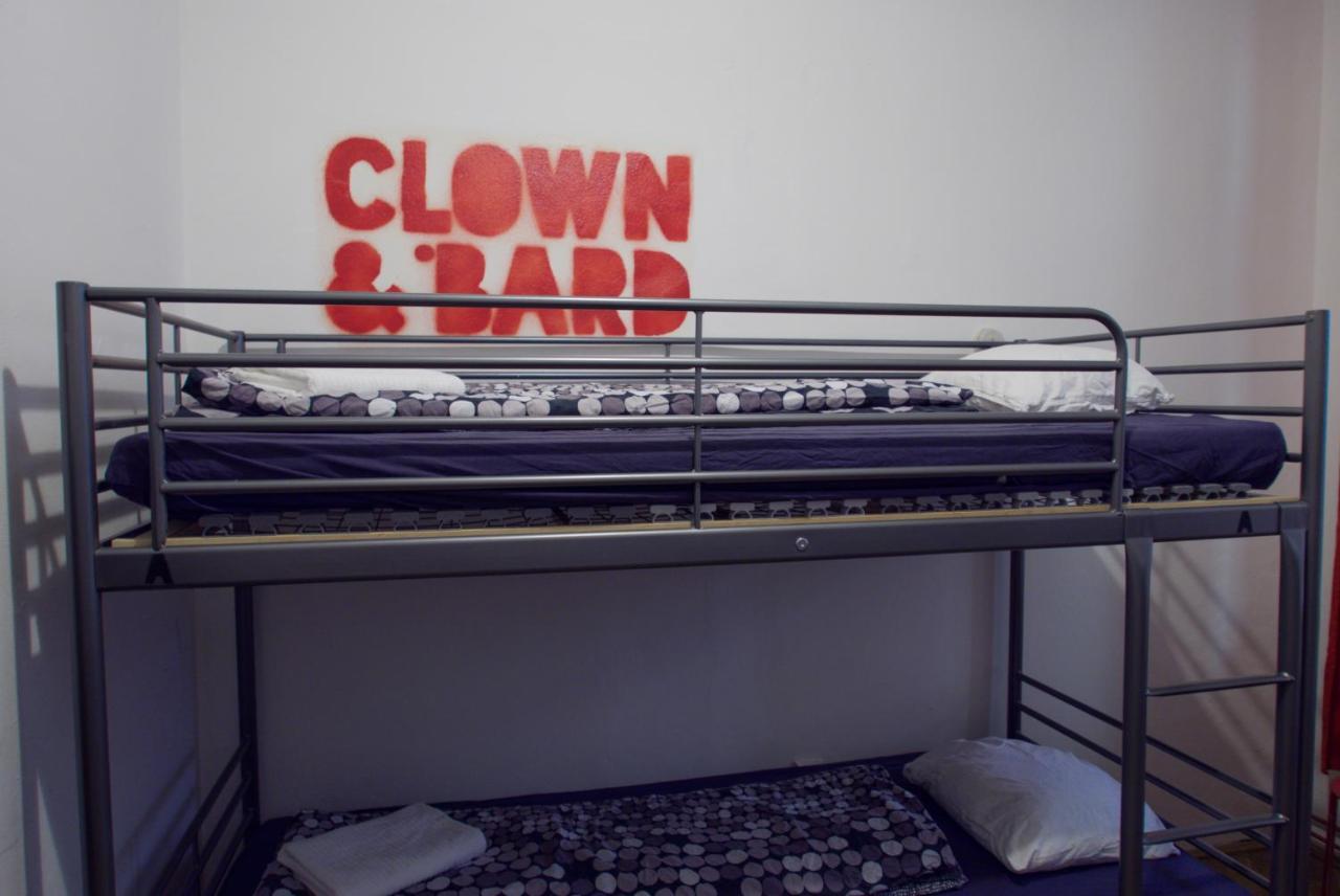 Clown And Bard Hostel Praha Bagian luar foto