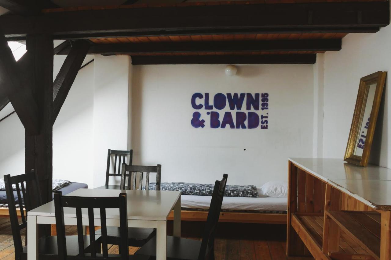 Clown And Bard Hostel Praha Bagian luar foto