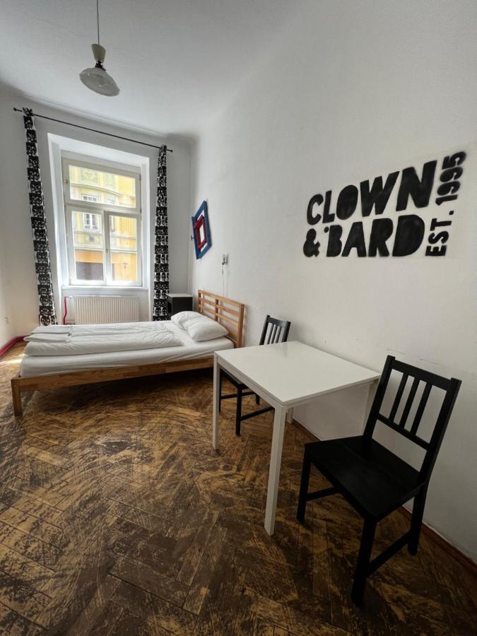 Clown And Bard Hostel Praha Bagian luar foto