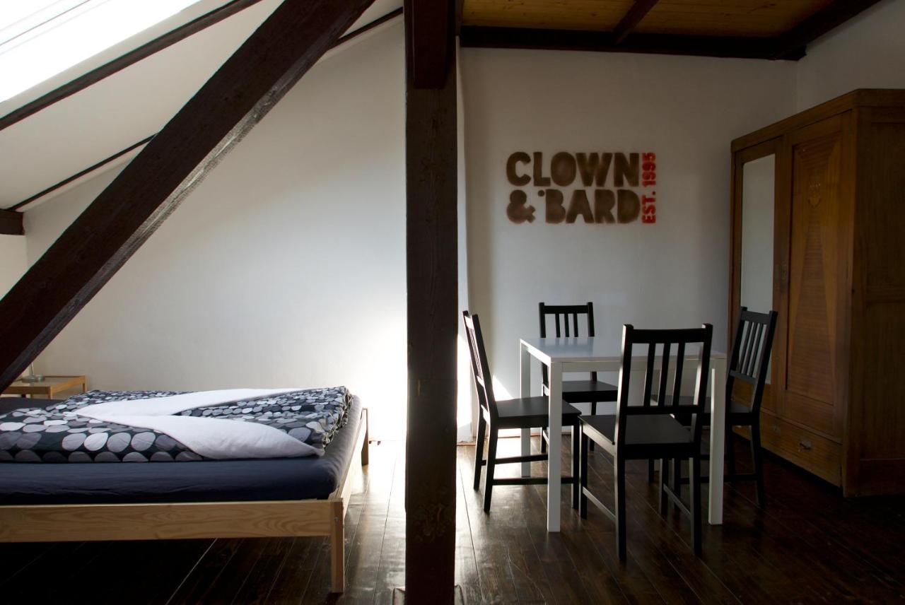 Clown And Bard Hostel Praha Bagian luar foto