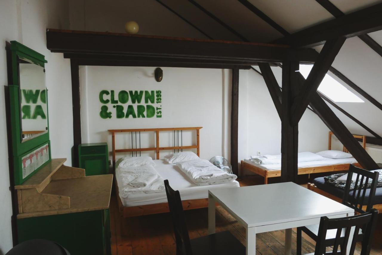 Clown And Bard Hostel Praha Bagian luar foto