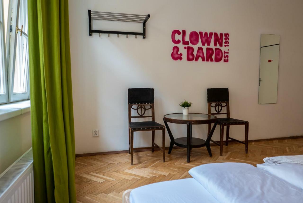 Clown And Bard Hostel Praha Bagian luar foto